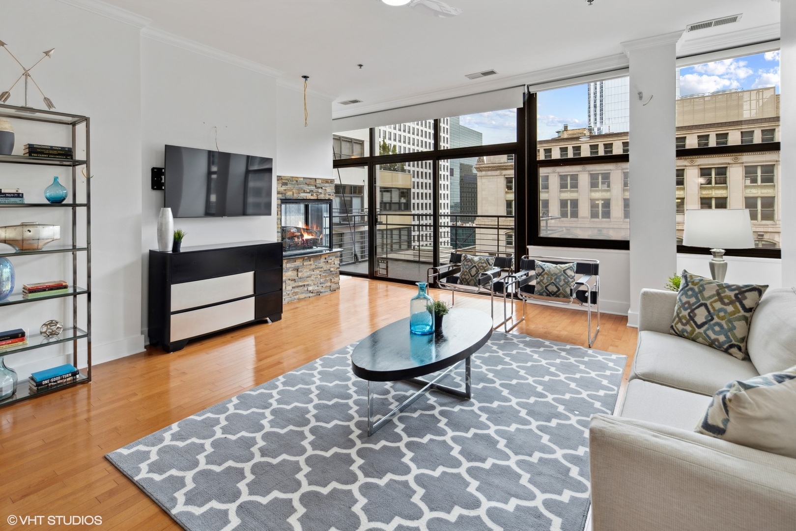 130 S Canal Street Unit: 822