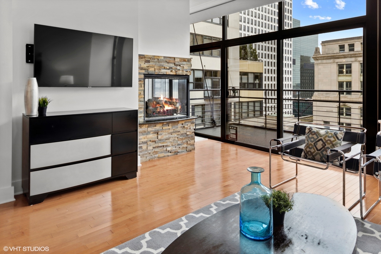 130 S Canal Street Unit: 822