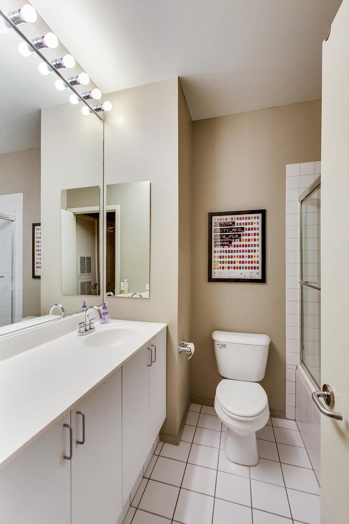 728 W JACKSON Boulevard Unit: 817