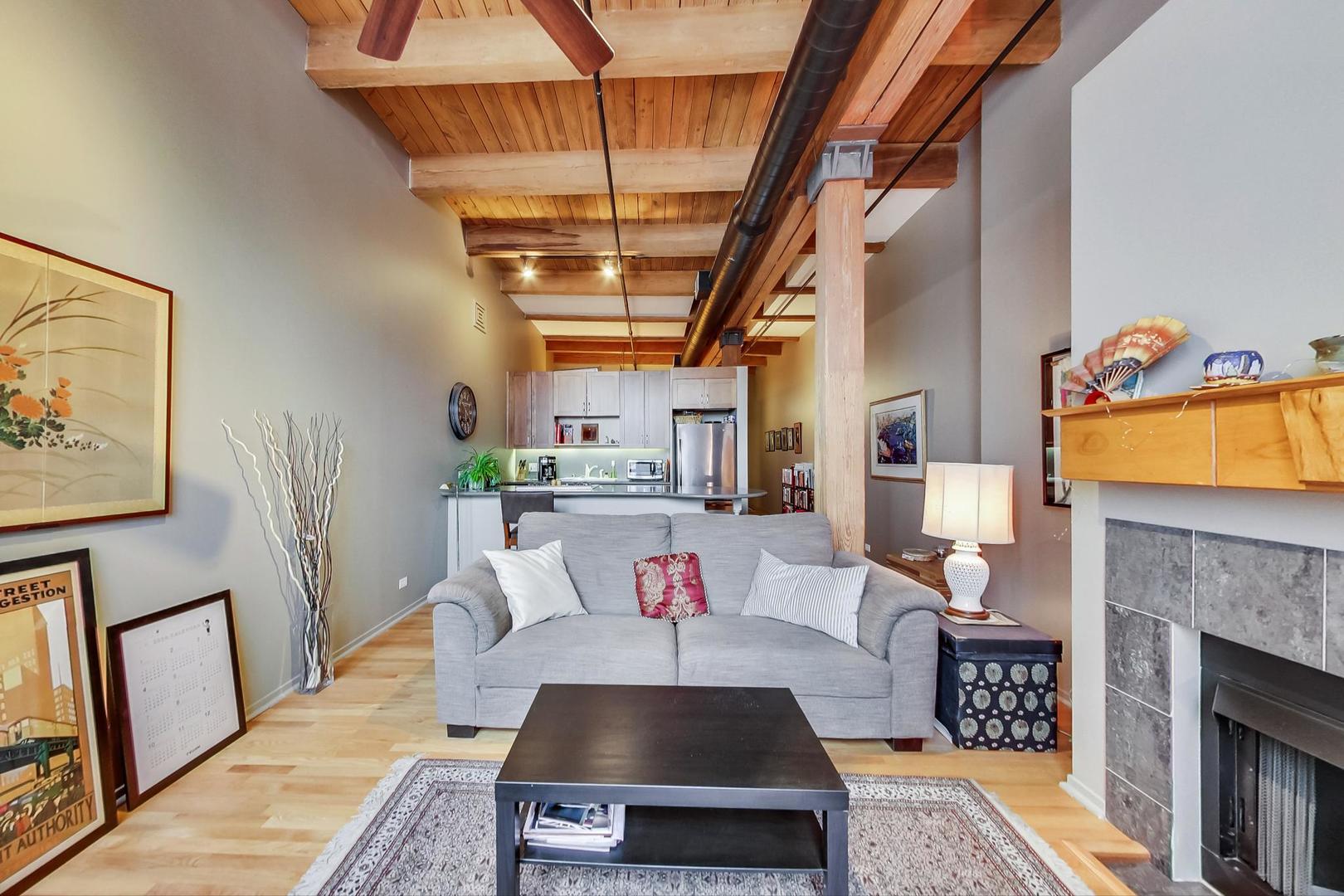 728 W JACKSON Boulevard Unit: 817