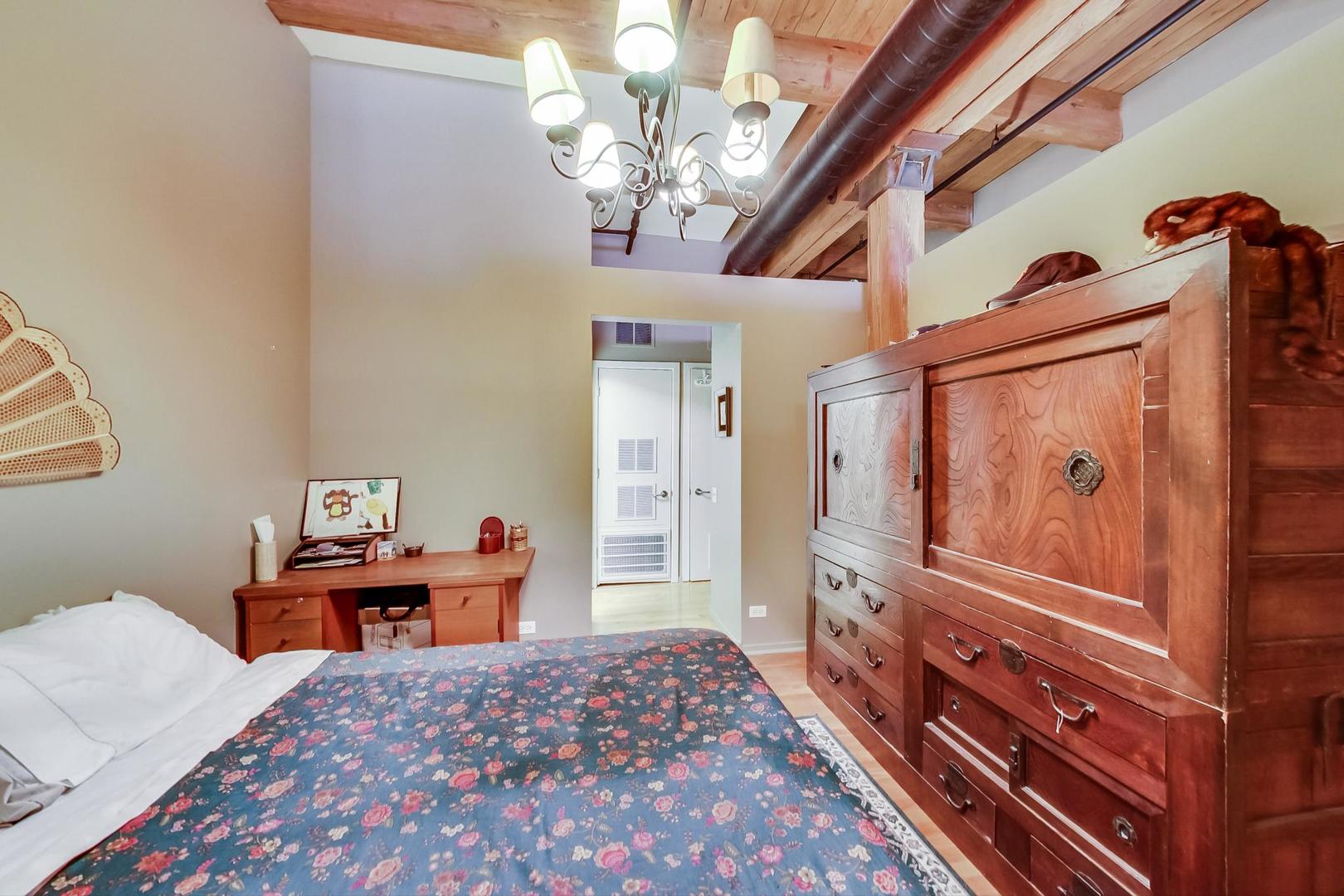 728 W JACKSON Boulevard Unit: 817