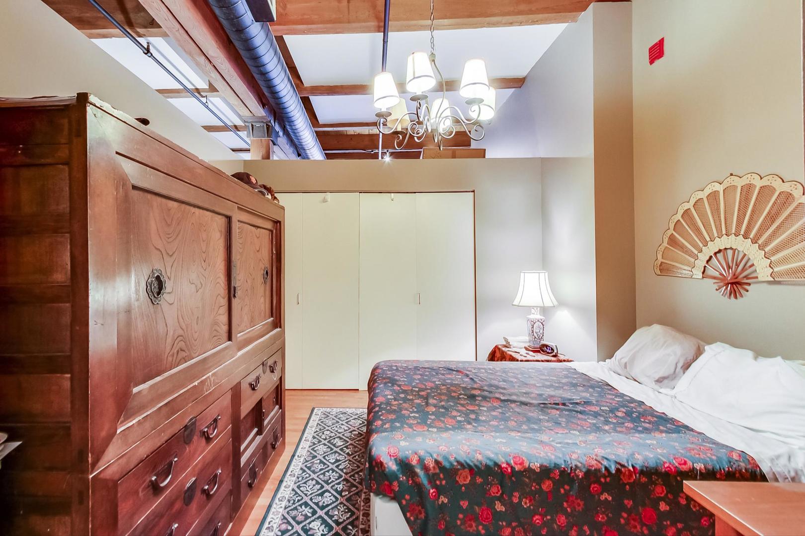 728 W JACKSON Boulevard Unit: 817