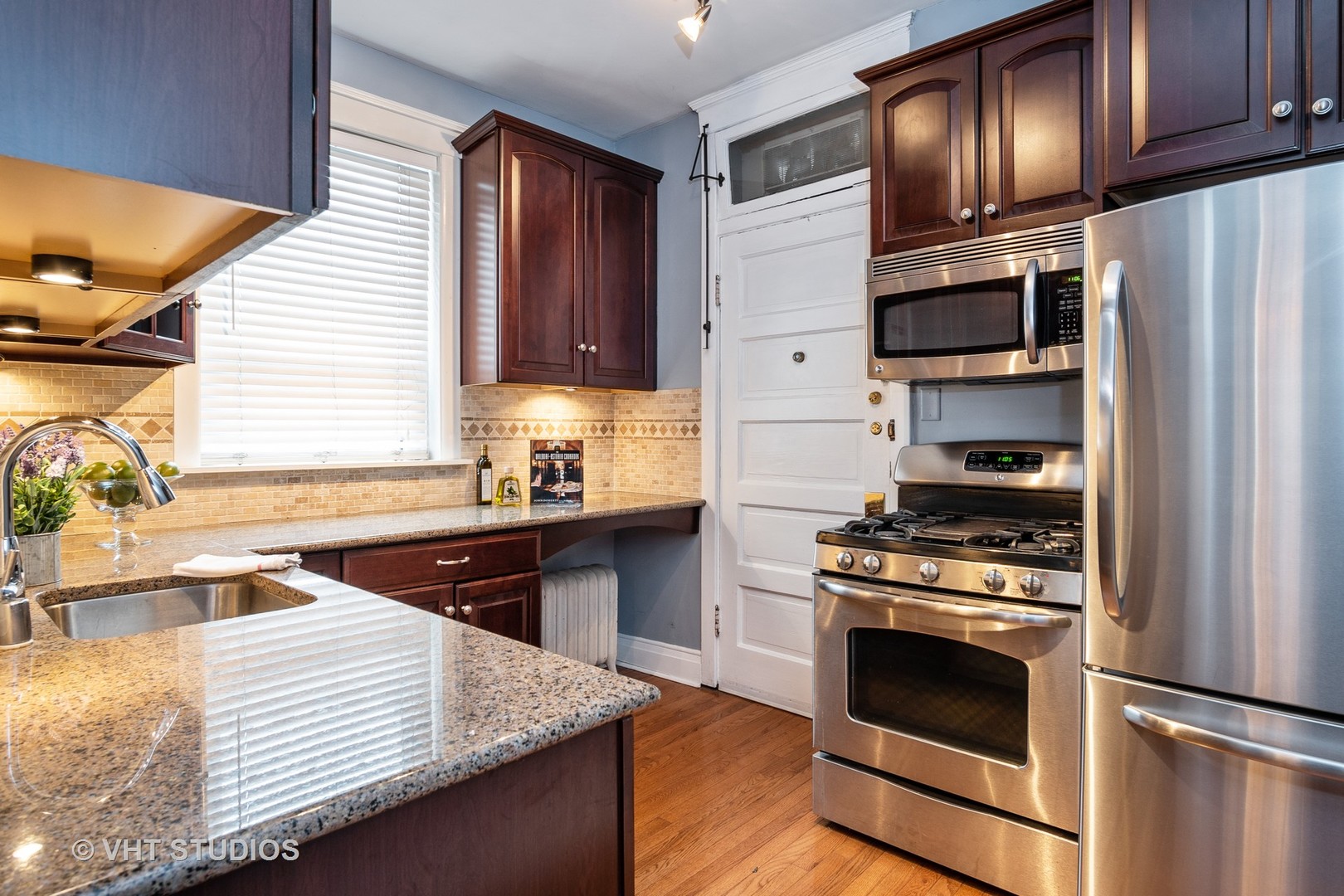 1208 W WAVELAND Avenue Unit: 1