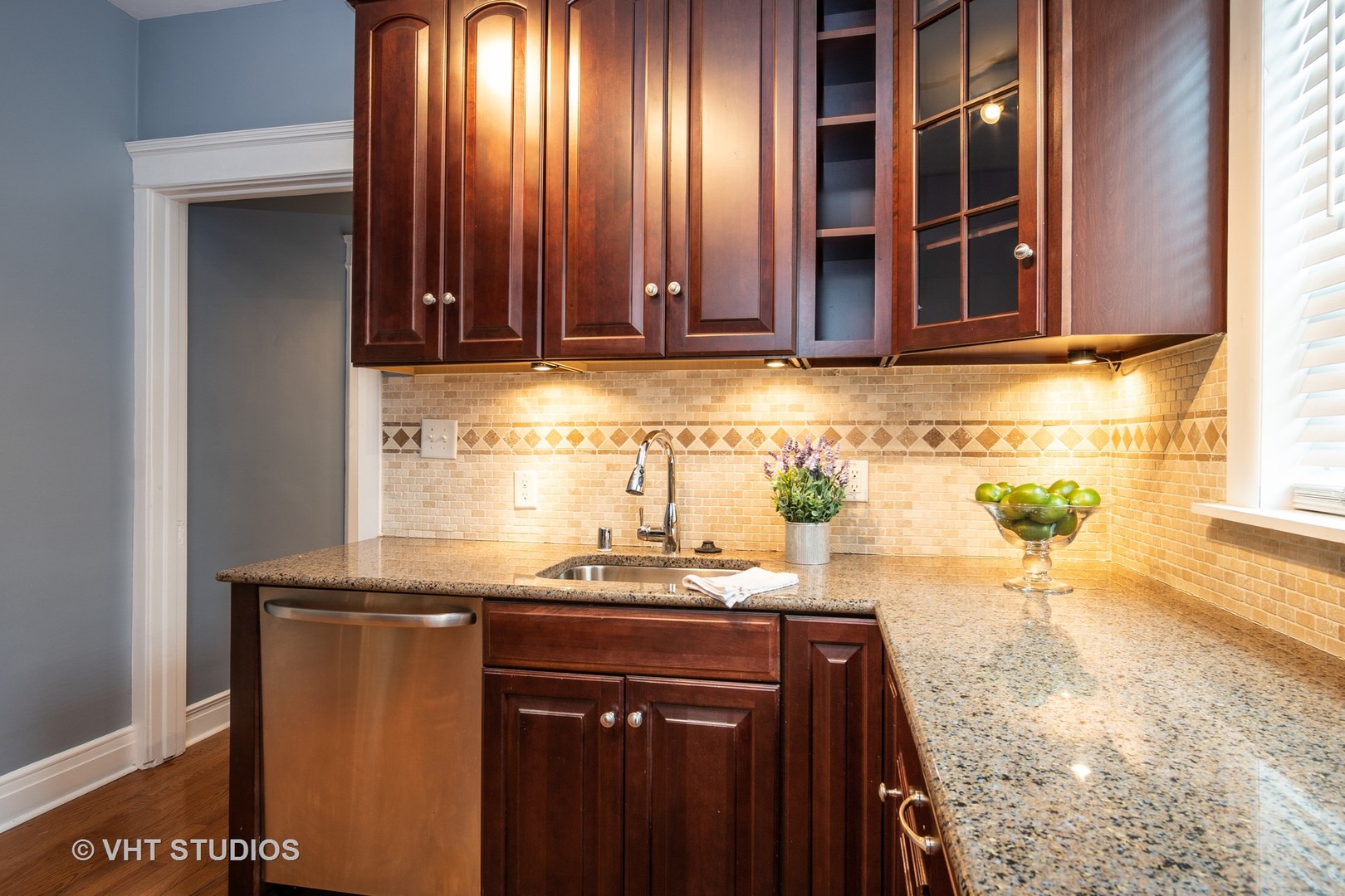 1208 W WAVELAND Avenue Unit: 1