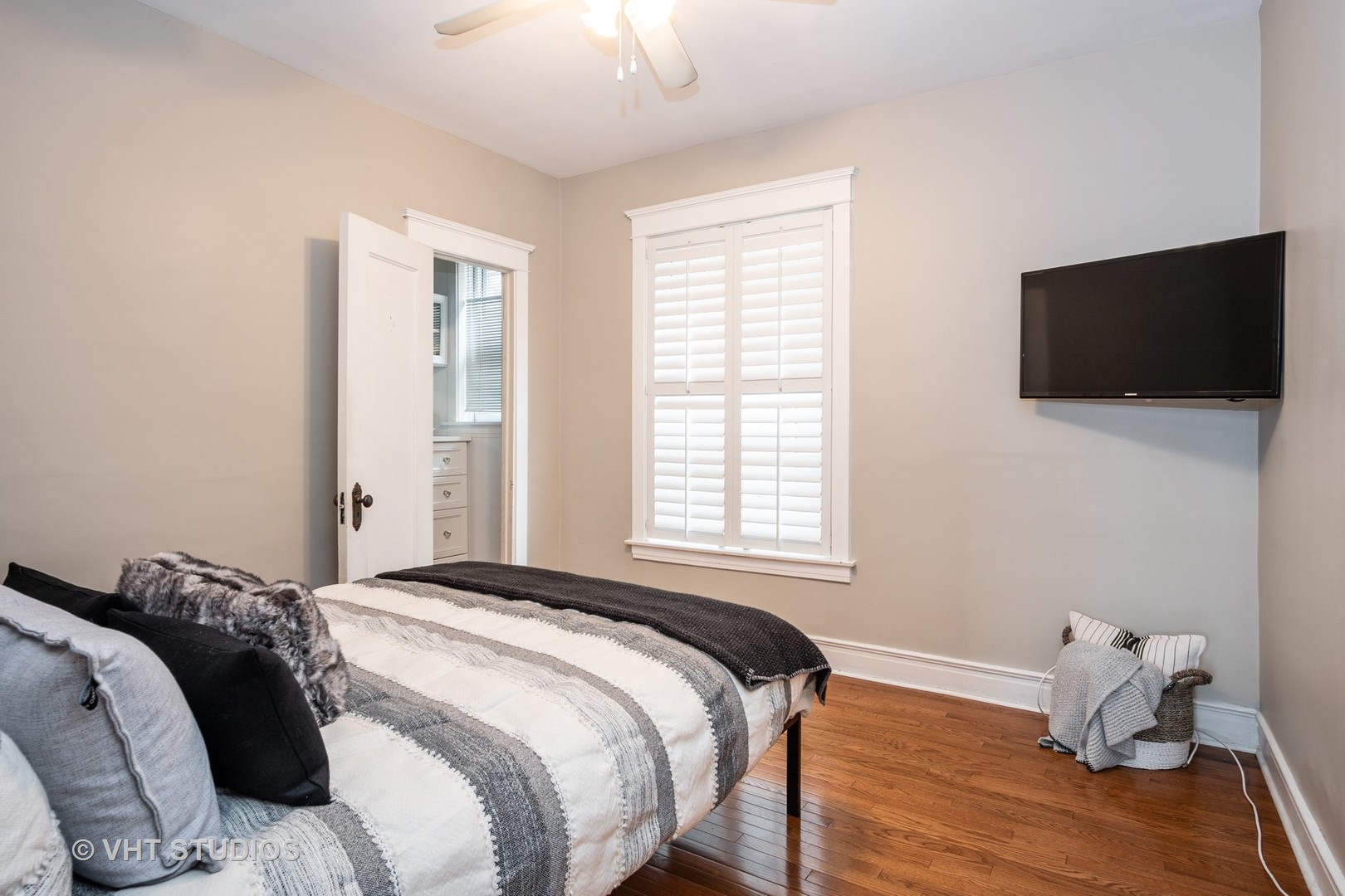 1208 W WAVELAND Avenue Unit: 1