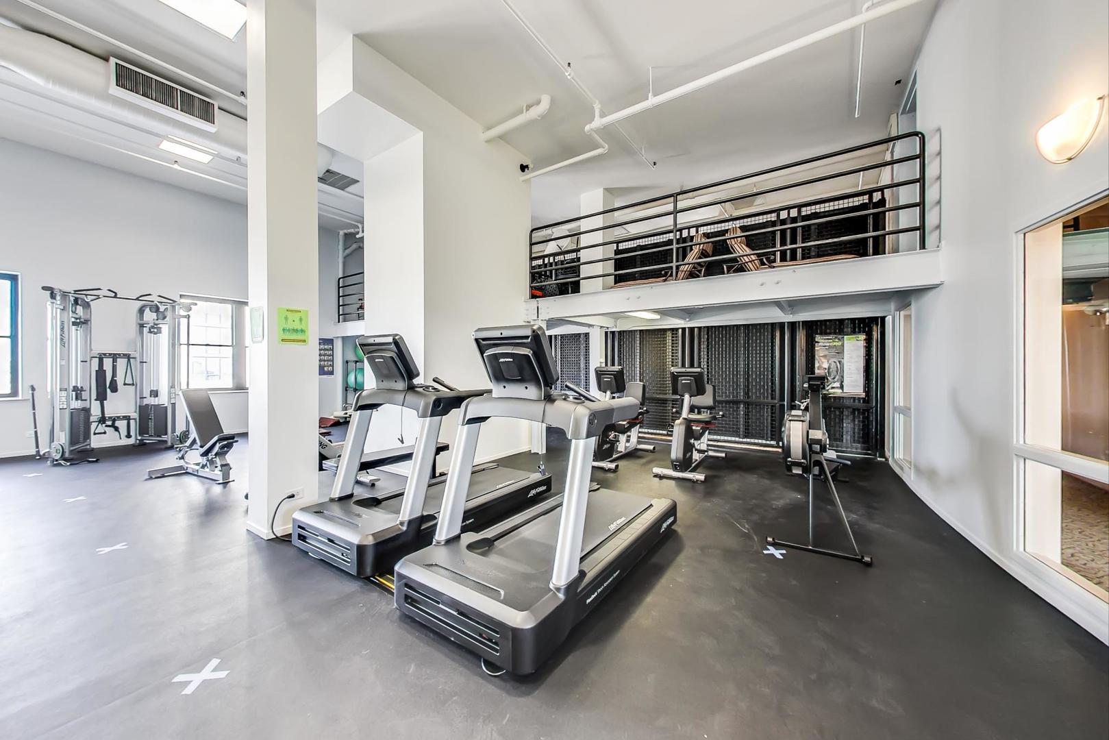 728 W Jackson Boulevard Unit: 906