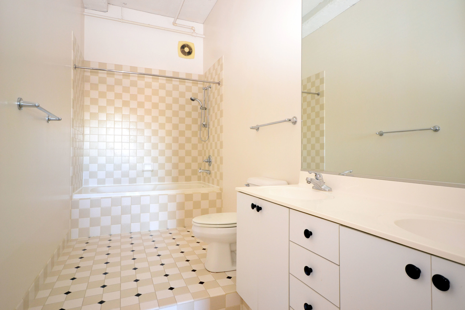 728 W Jackson Boulevard Unit: 703