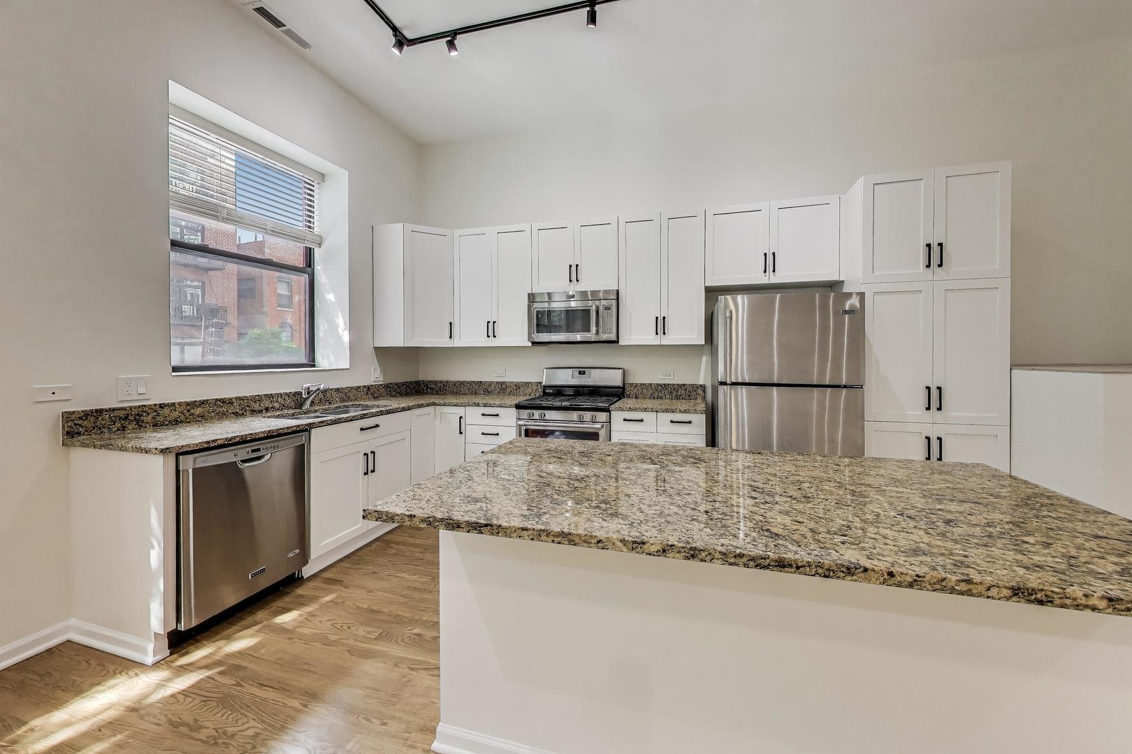1152 W Madison Street Unit: 2