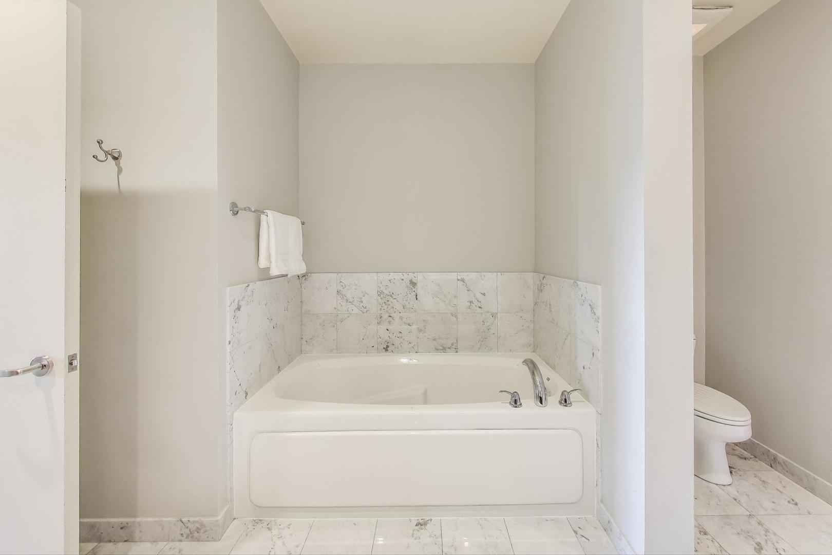 310 S MICHIGAN Avenue Unit: 204