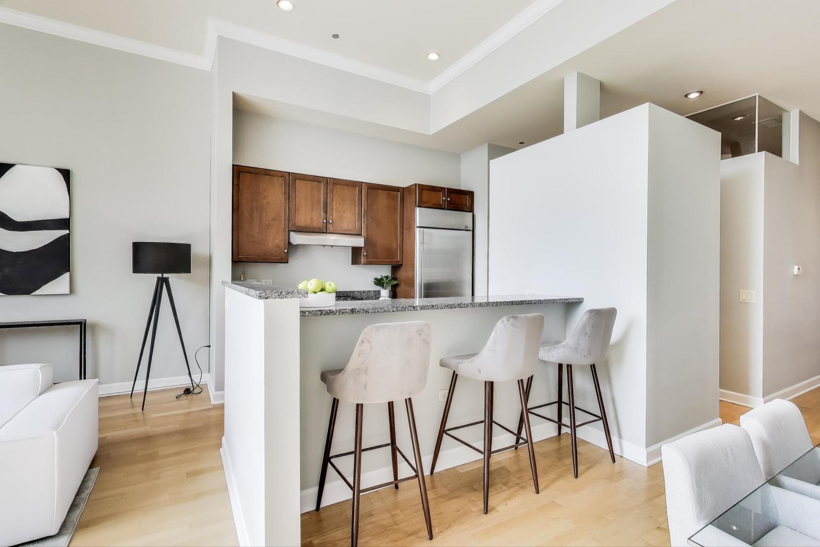 310 S MICHIGAN Avenue Unit: 204