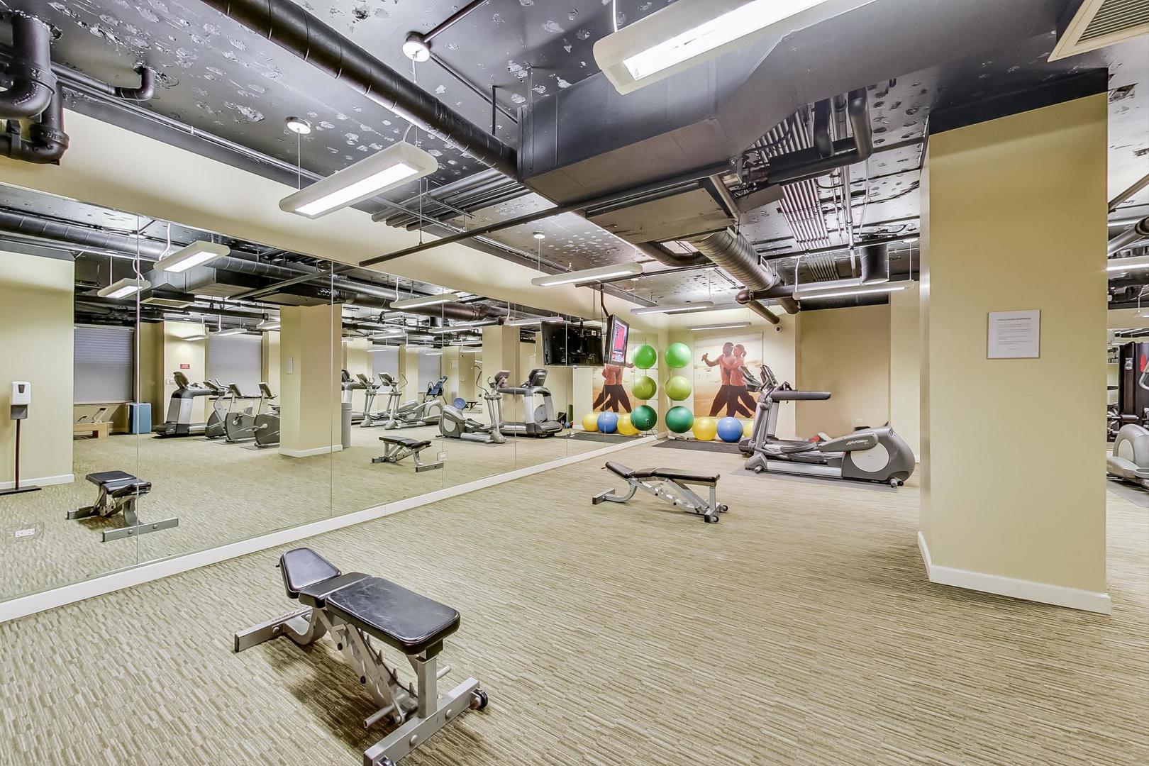 310 S MICHIGAN Avenue Unit: 204