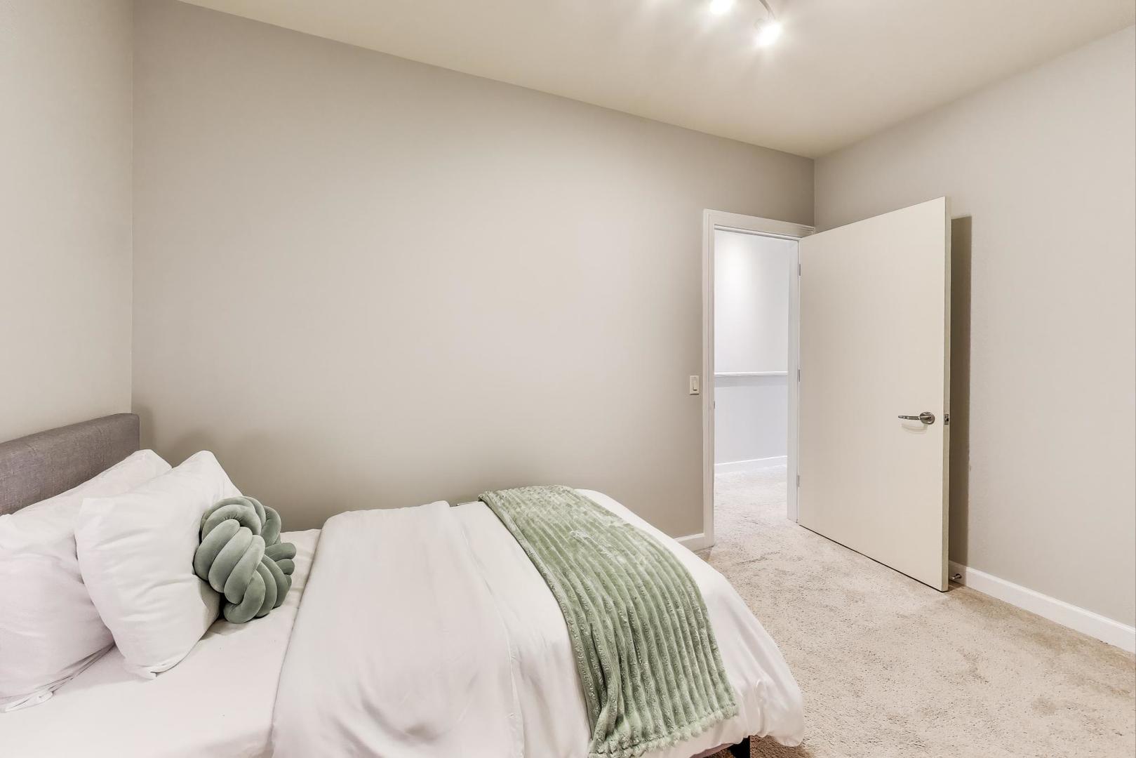 310 S MICHIGAN Avenue Unit: 204