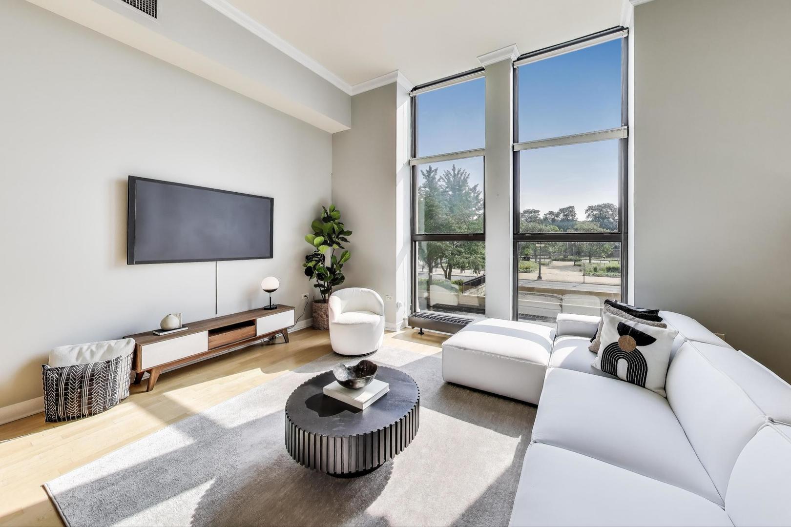 310 S MICHIGAN Avenue Unit: 204