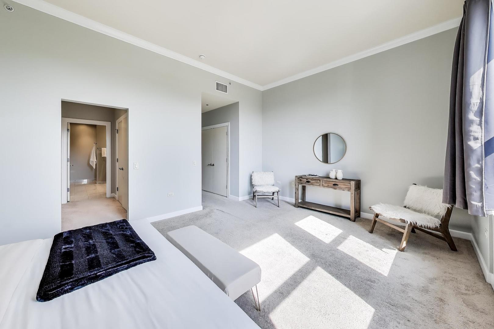 310 S MICHIGAN Avenue Unit: 204