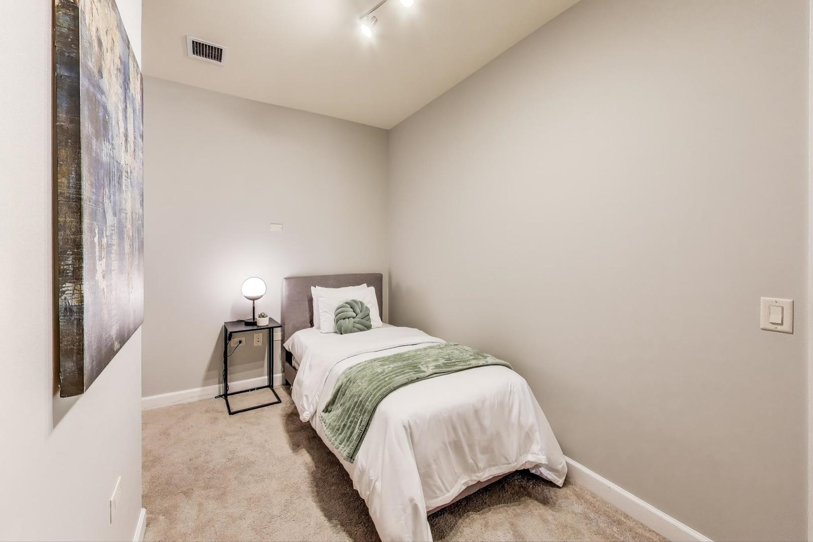 310 S MICHIGAN Avenue Unit: 204