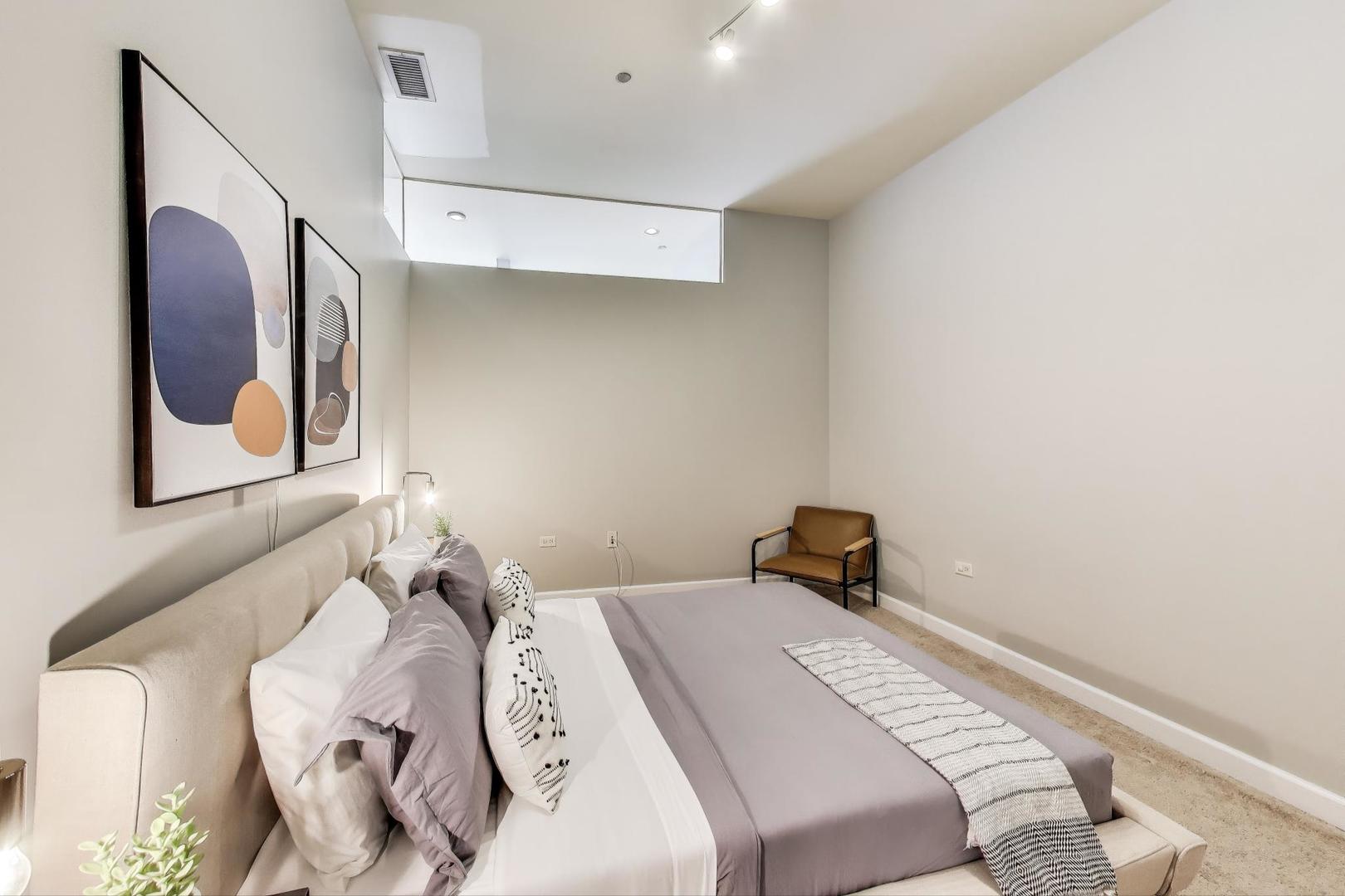 310 S MICHIGAN Avenue Unit: 204