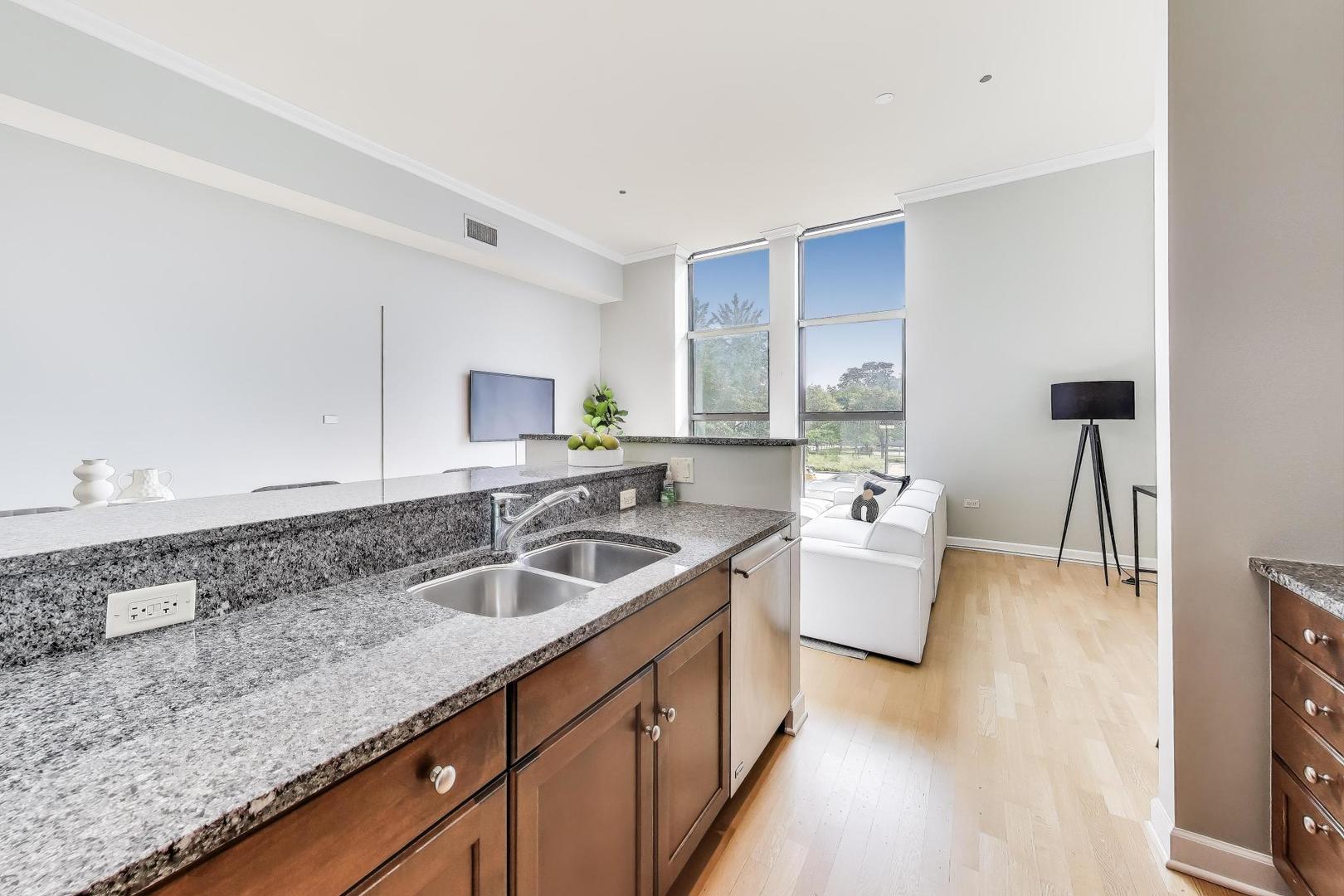 310 S MICHIGAN Avenue Unit: 204