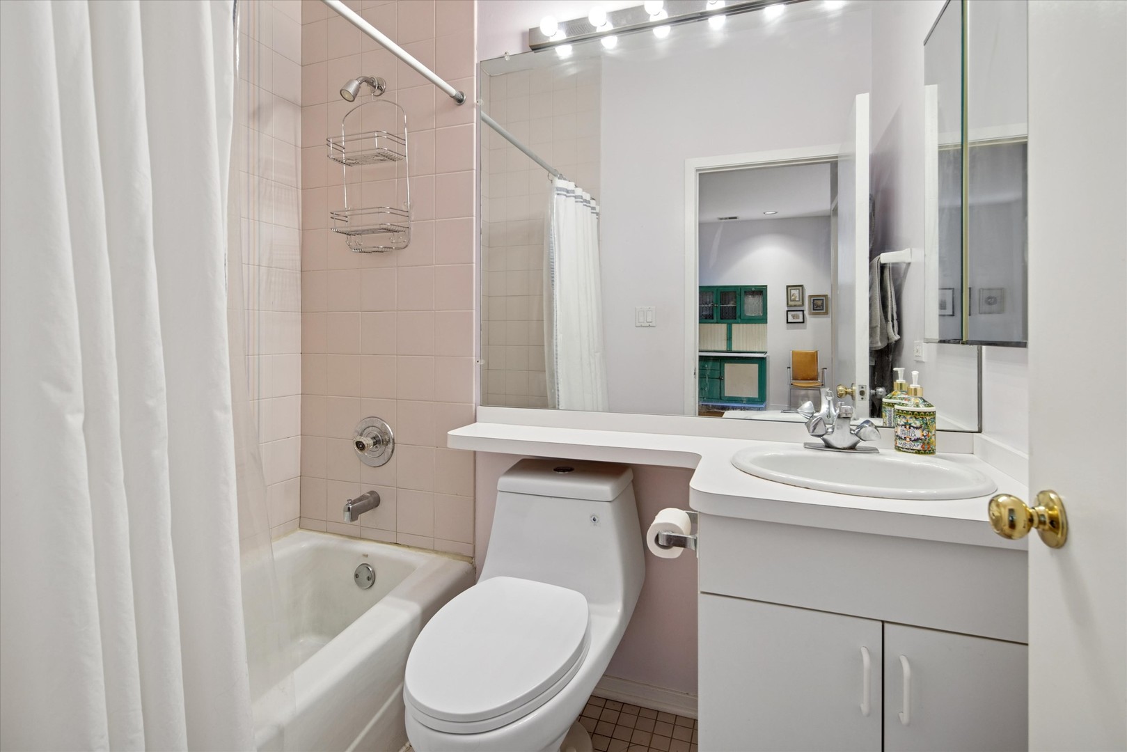 915 W Gunnison Street Unit: 3E