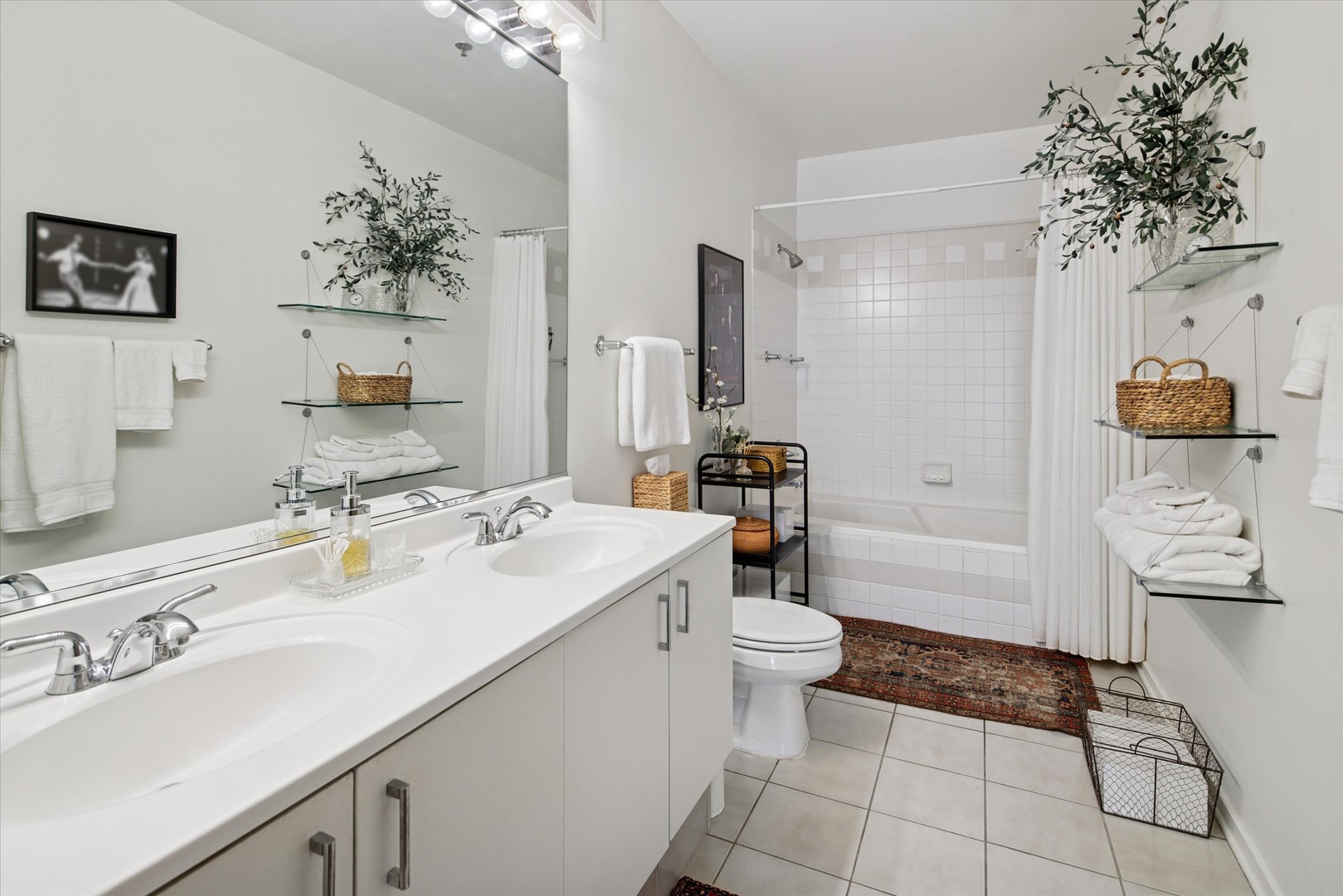 130 S Canal Street Unit: 323