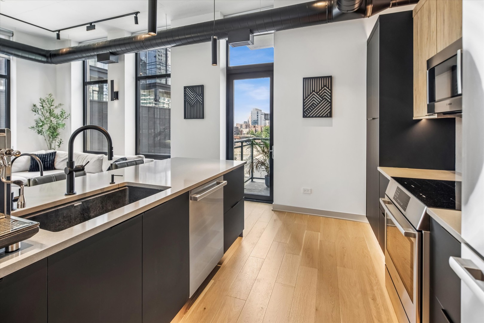 740 W Fulton Street Unit: 614