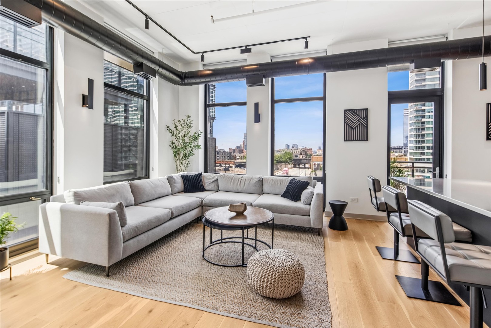 740 W Fulton Street Unit: 614