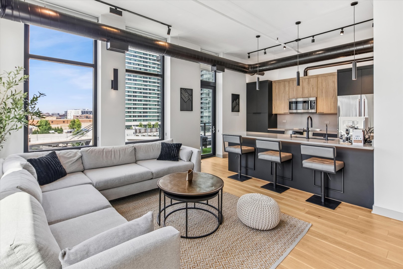740 W Fulton Street Unit: 614
