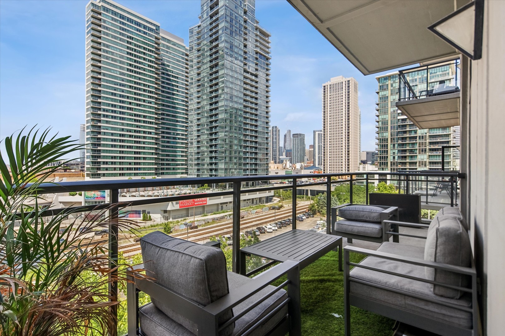 740 W Fulton Street Unit: 614