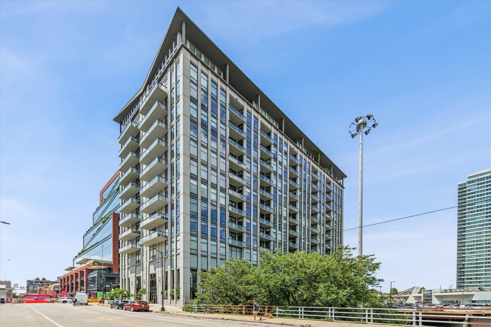 740 W Fulton Street Unit: 614