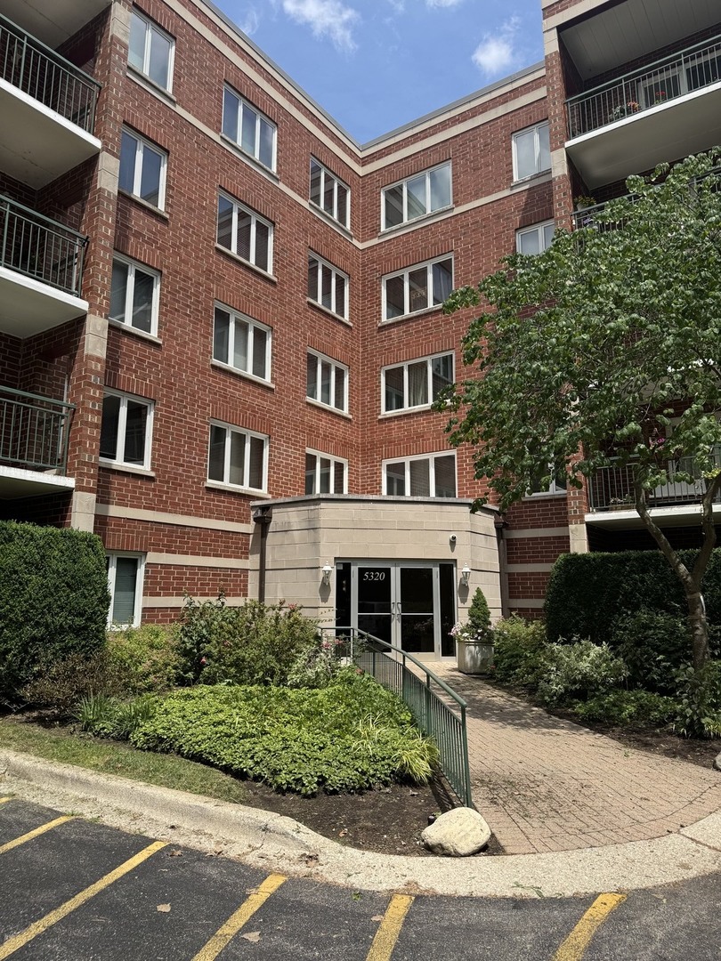 5320 N Lowell Avenue Unit: 205