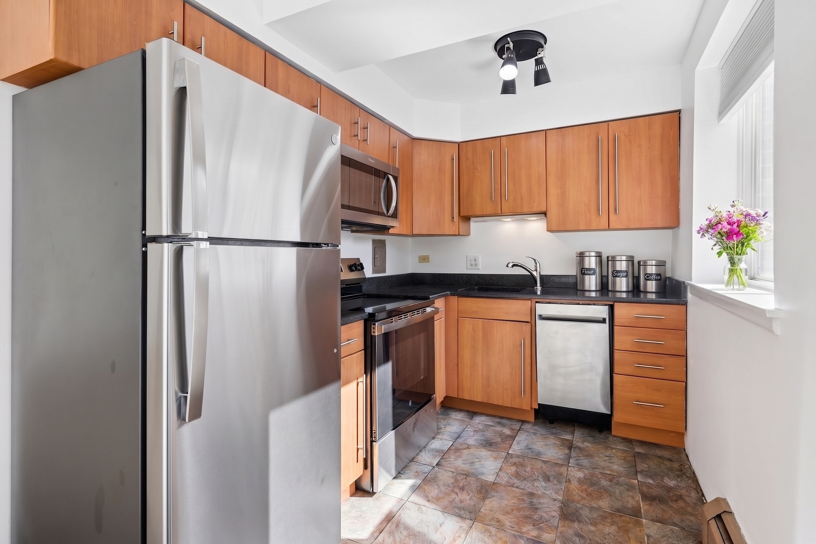539 W Stratford Place Unit: 408