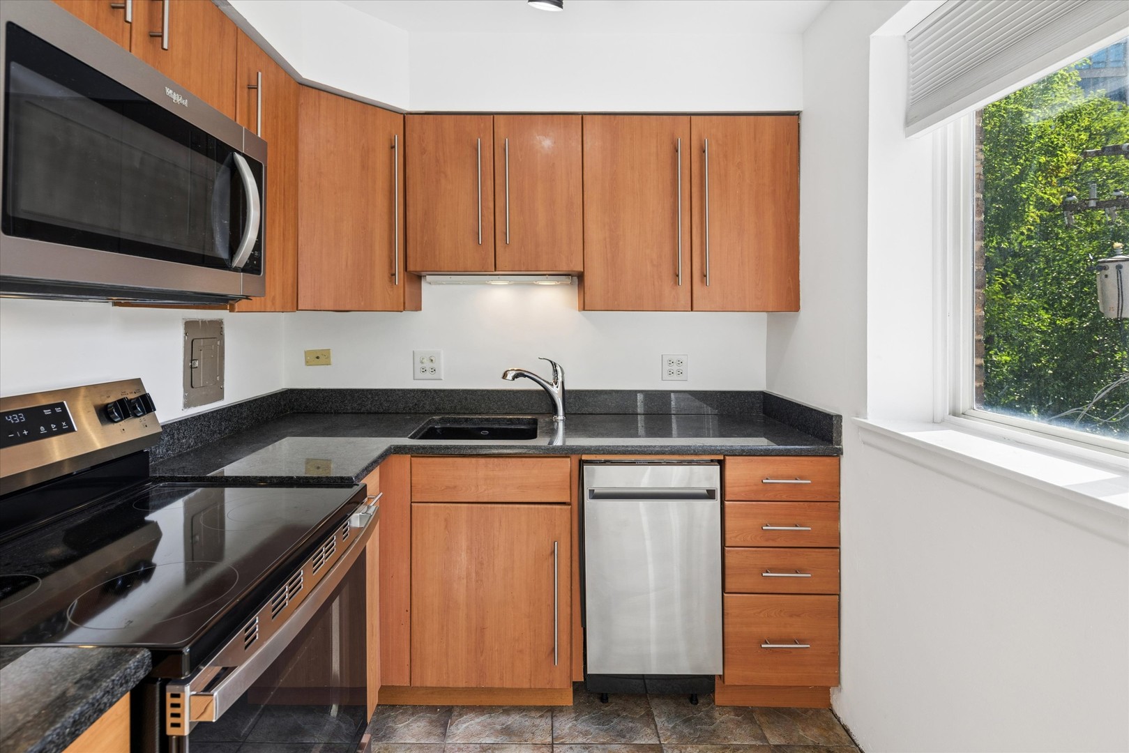 539 W Stratford Place Unit: 408