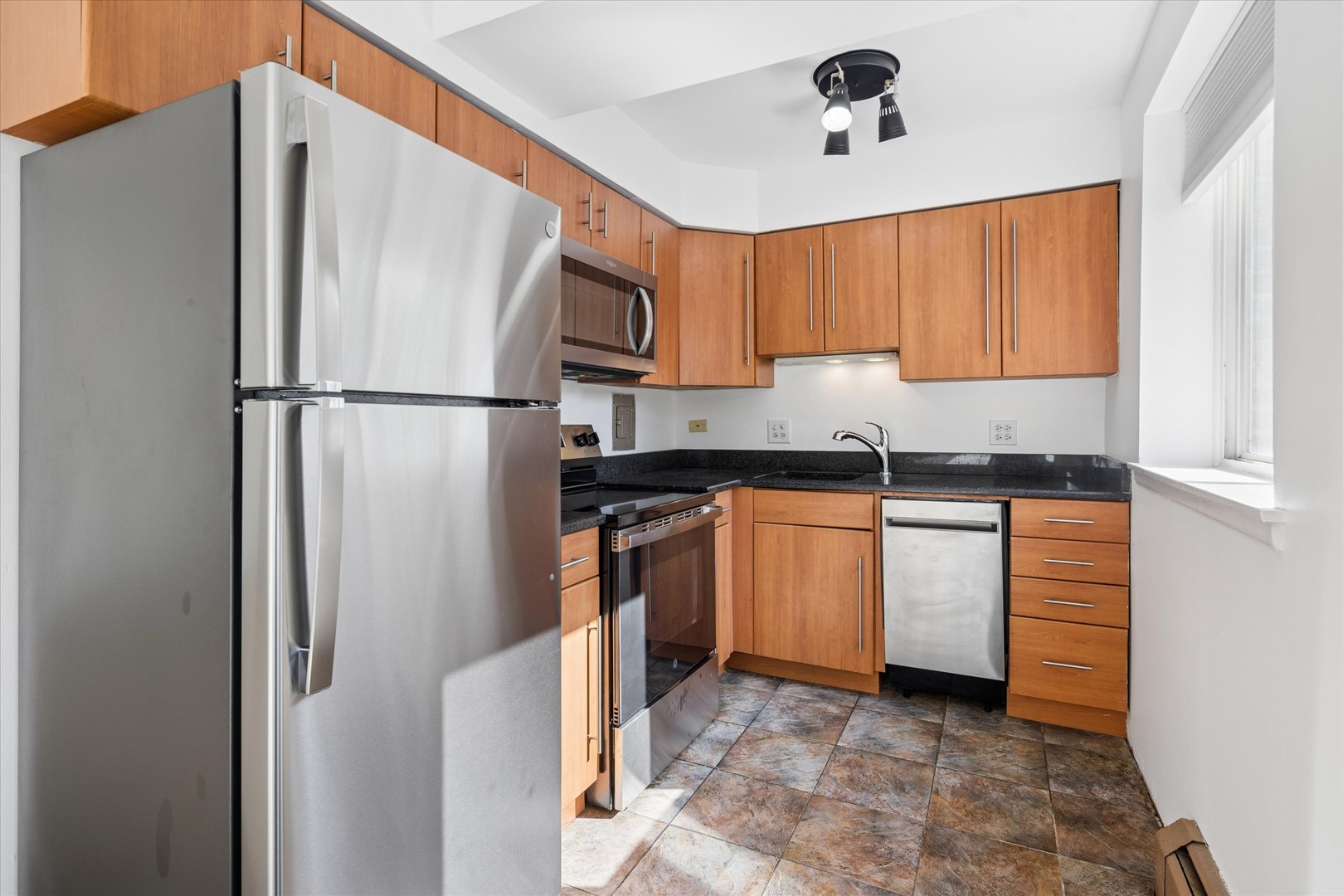 539 W Stratford Place Unit: 408