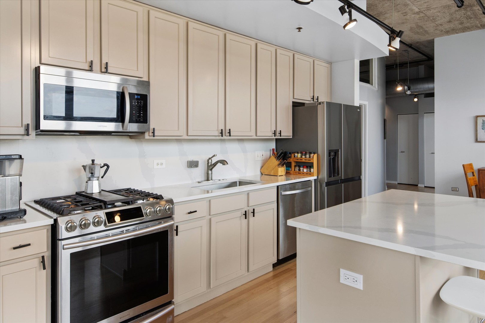 933 W Van Buren Street Unit: 801