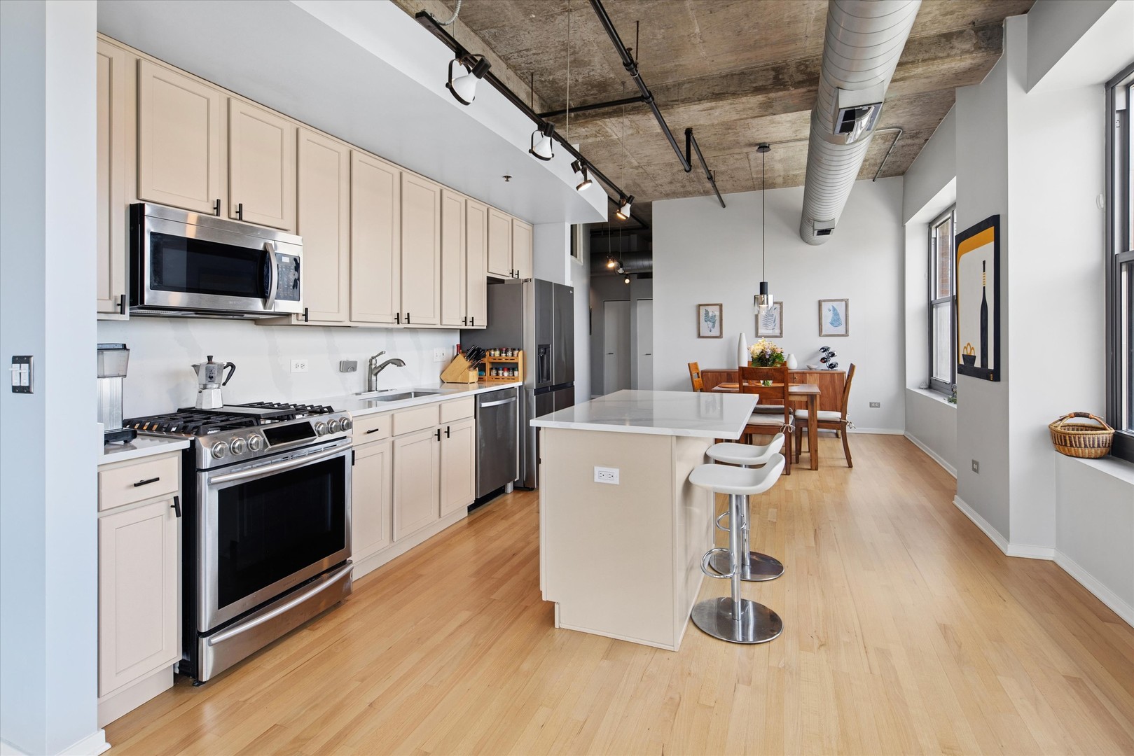 933 W Van Buren Street Unit: 801