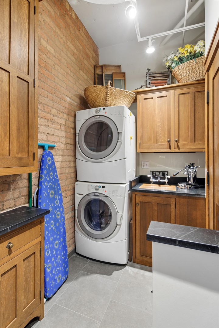 130 S Canal Street Unit: 425-26