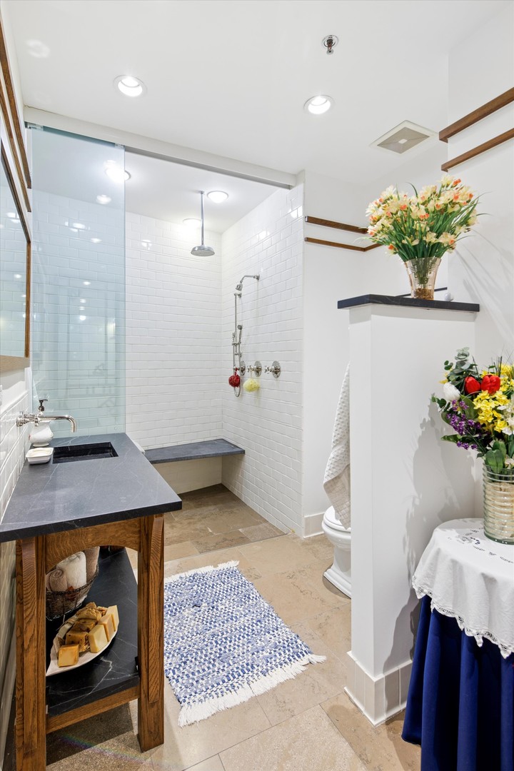 130 S Canal Street Unit: 425-26