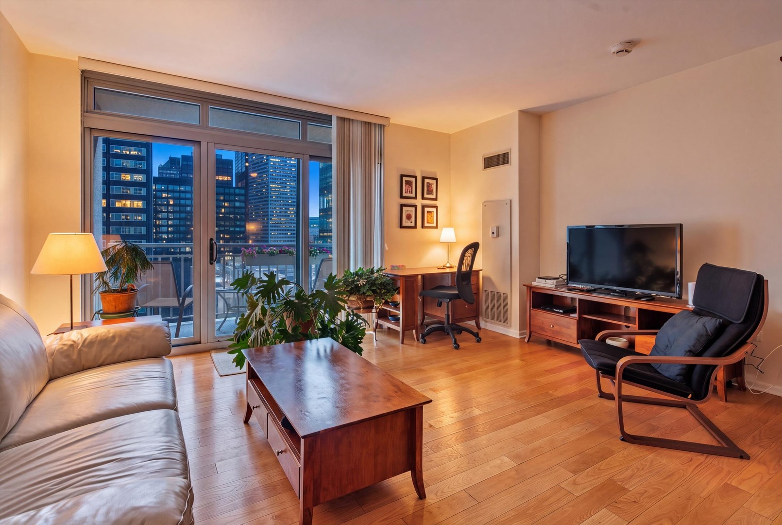 125 S JEFFERSON Street Unit: 1905