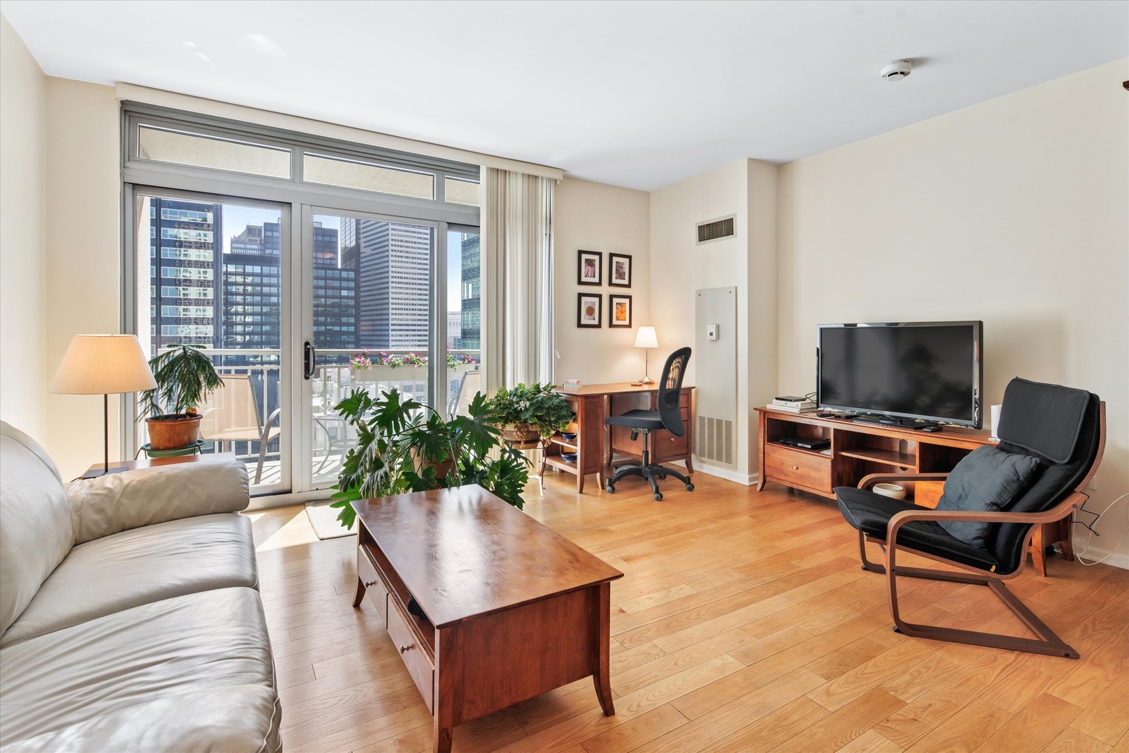 125 S JEFFERSON Street Unit: 1905