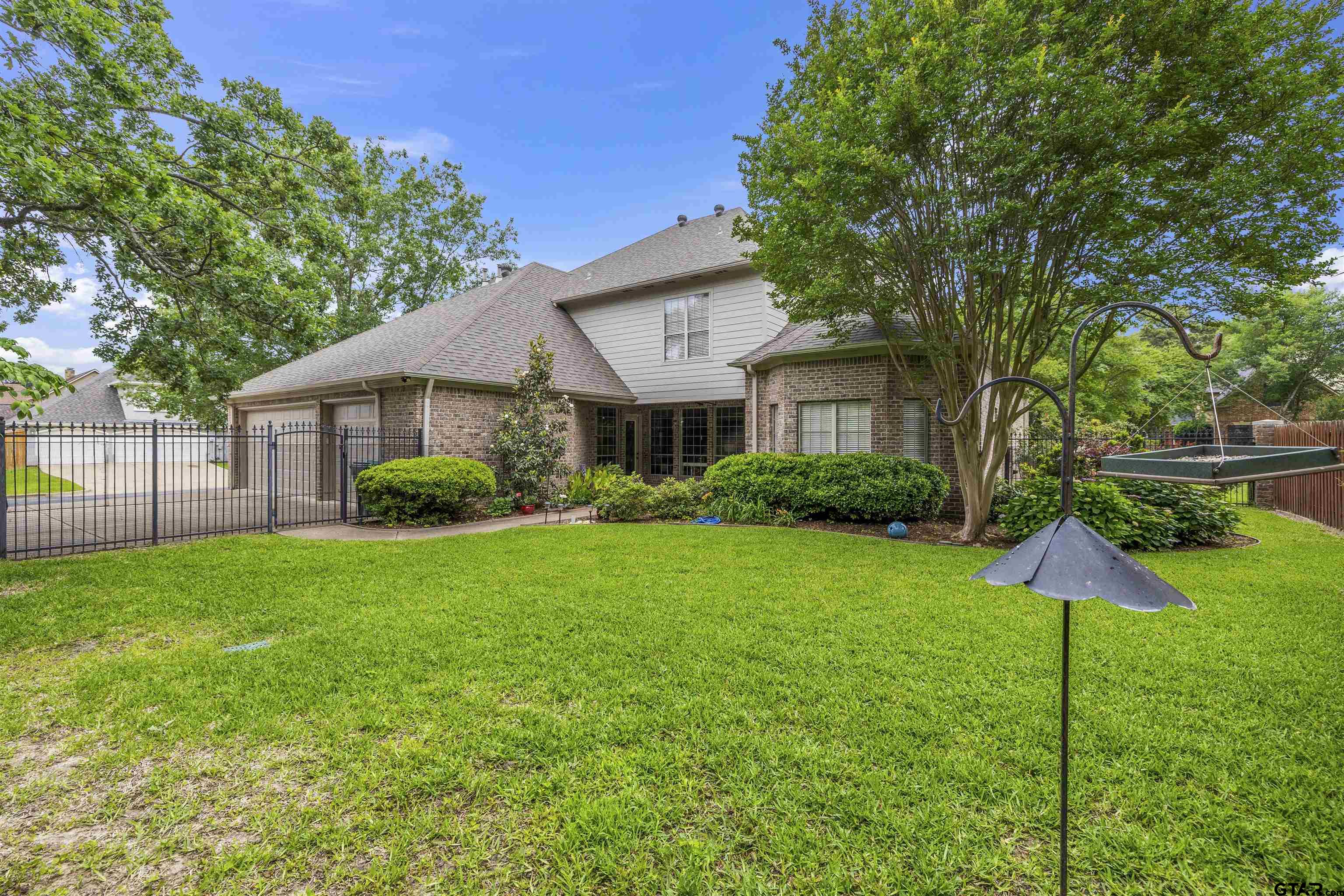 2213 Woodlands Drive