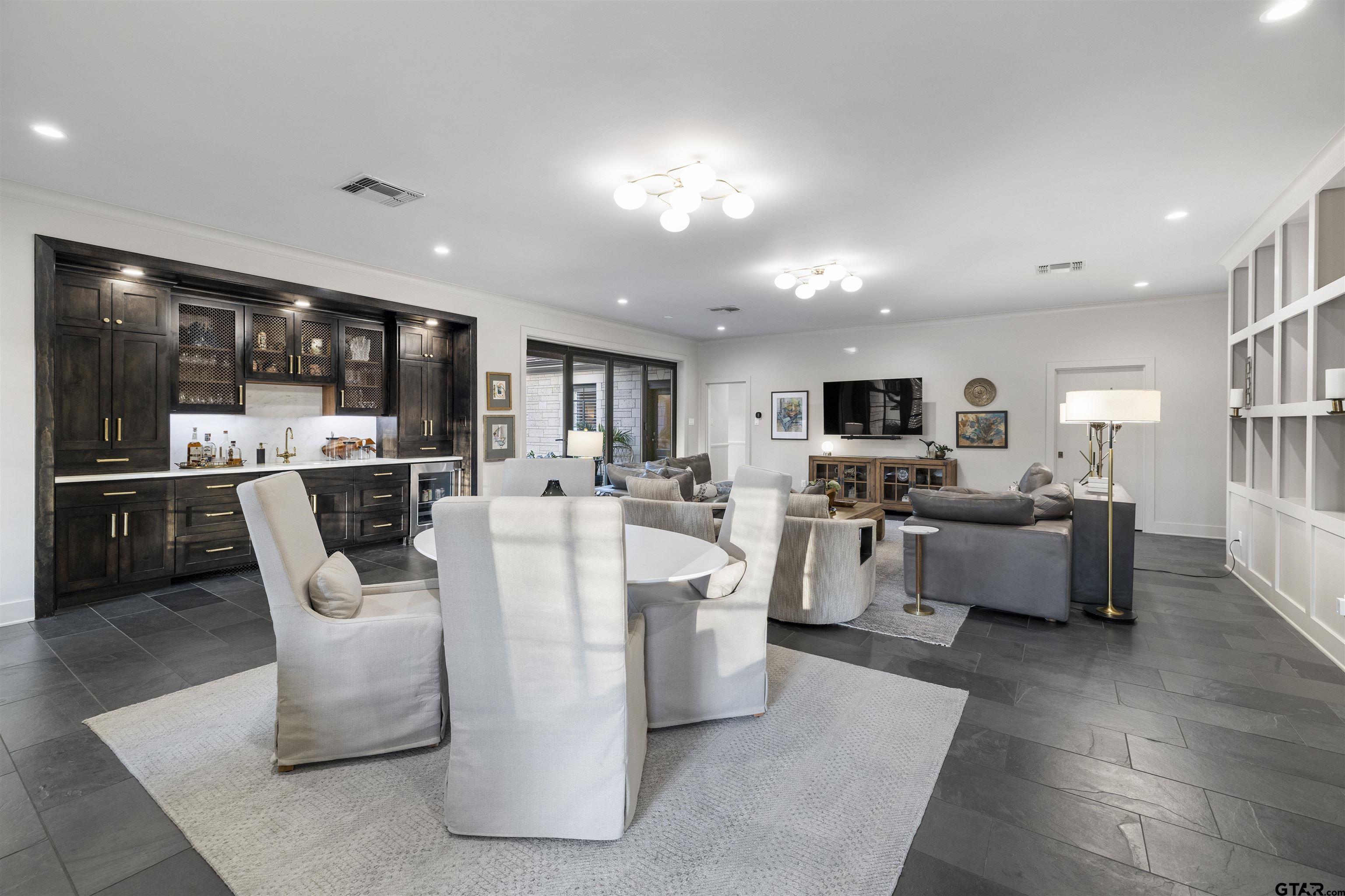 407 W 6th St