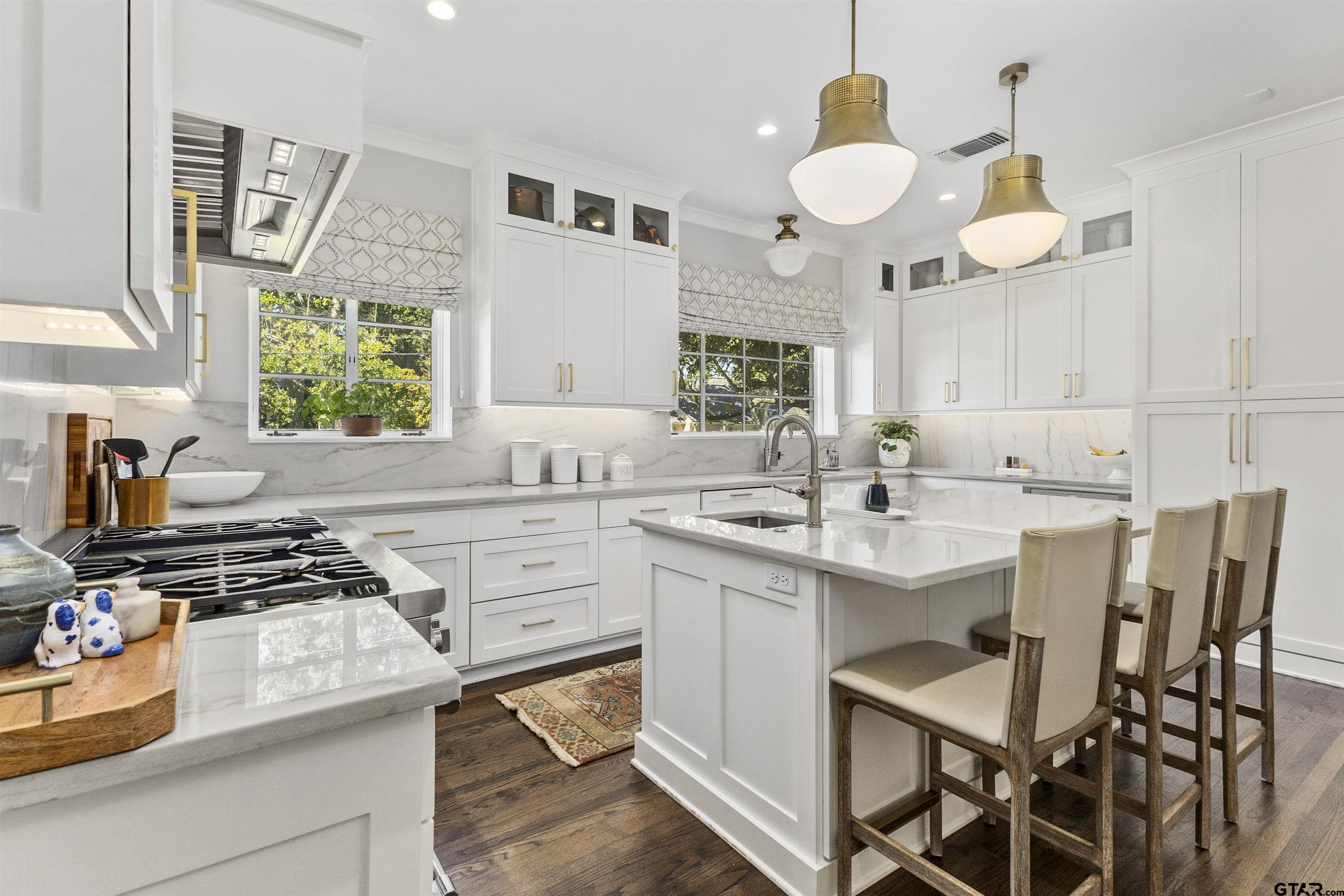 407 W 6th St