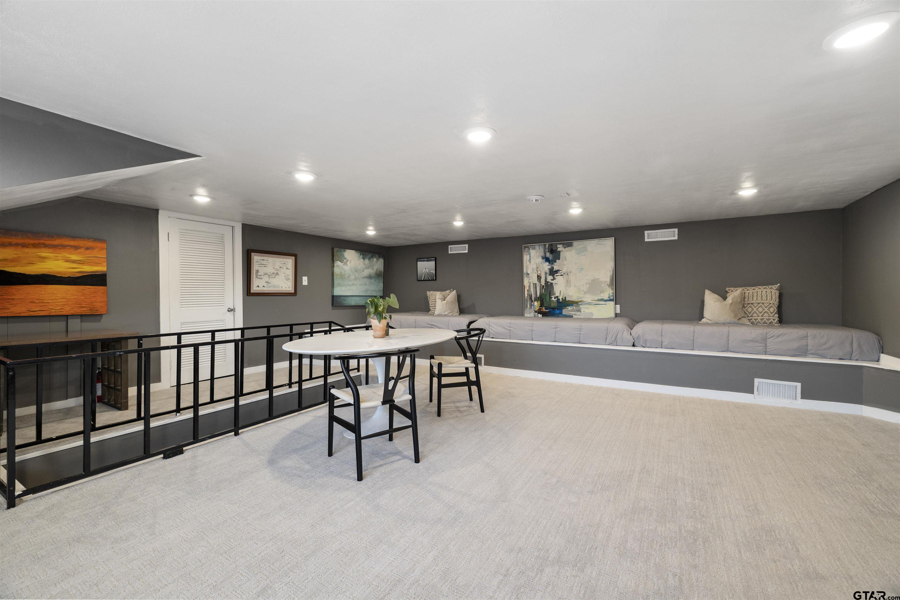 407 W 6th St