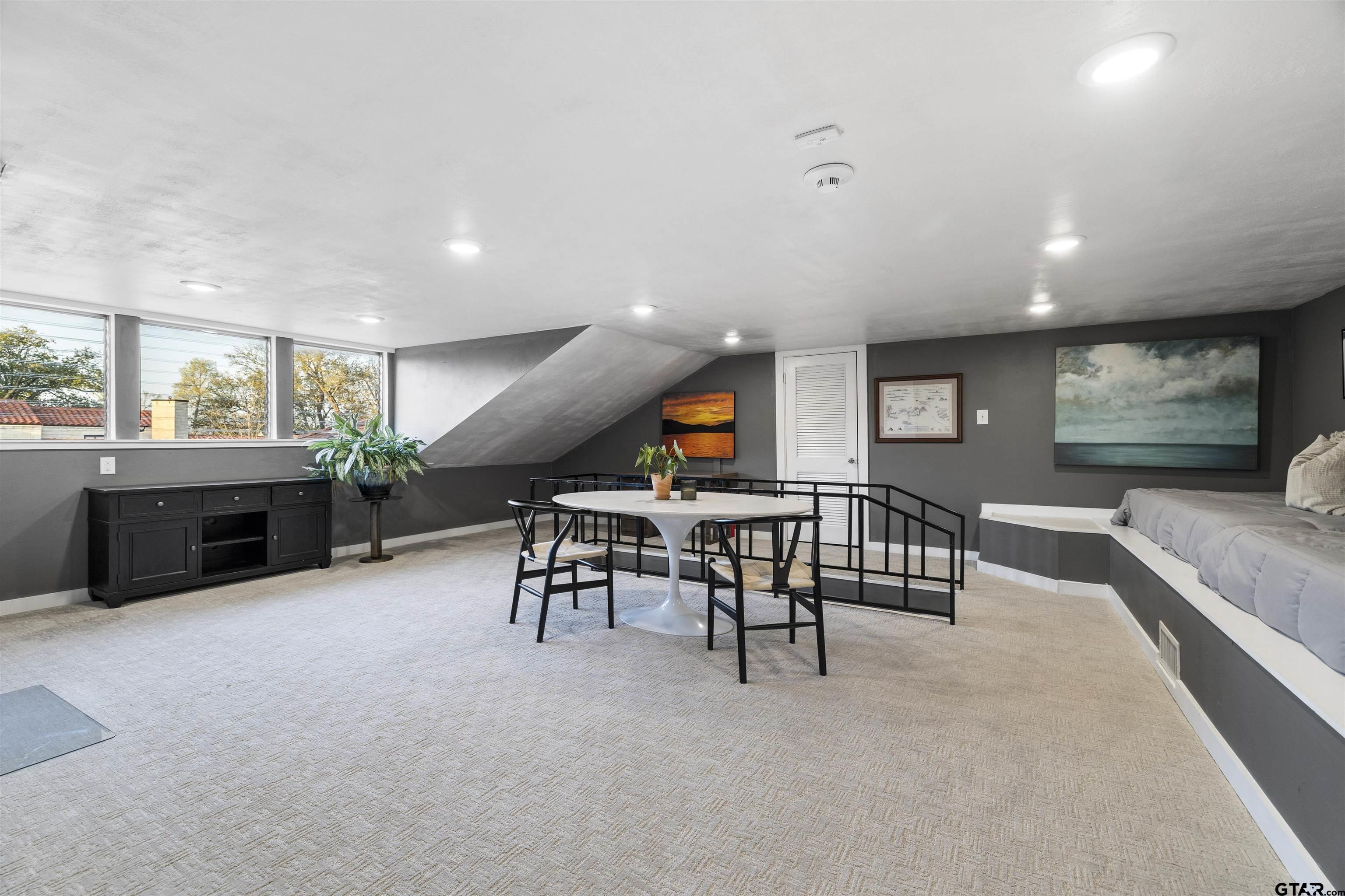 407 W 6th St