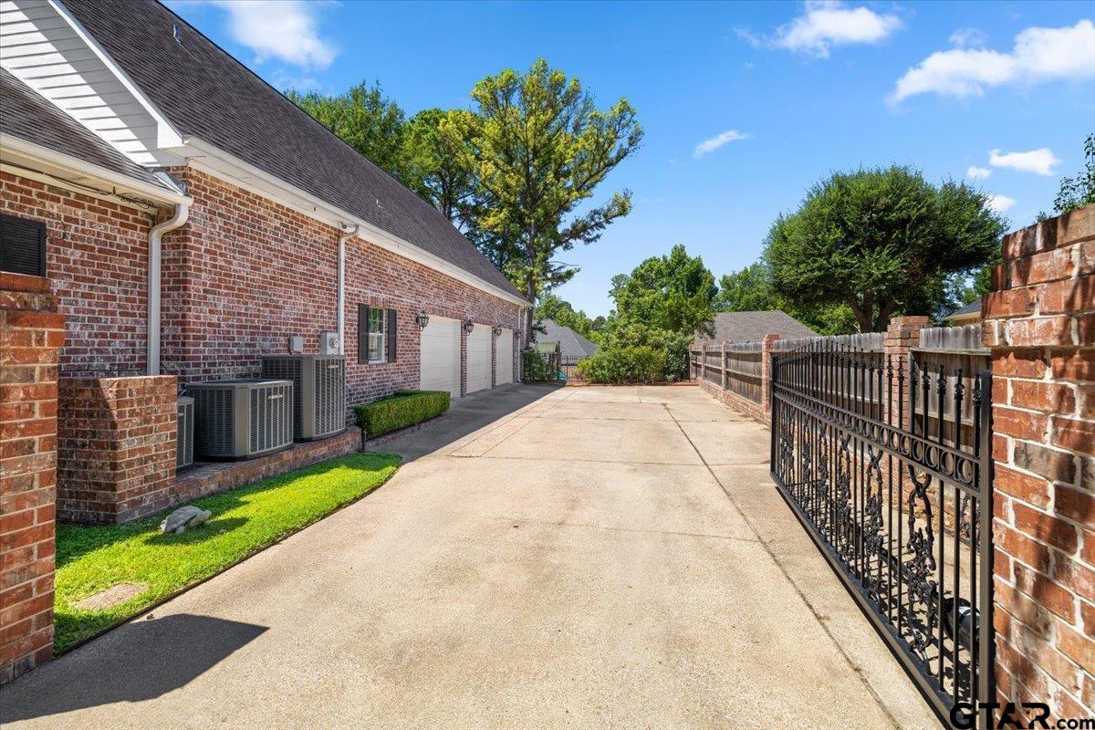 6805 Hollytree Circle