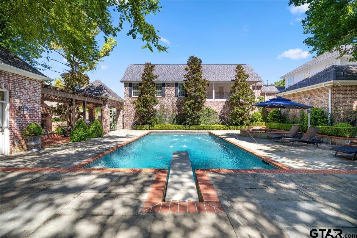 6805 Hollytree Circle