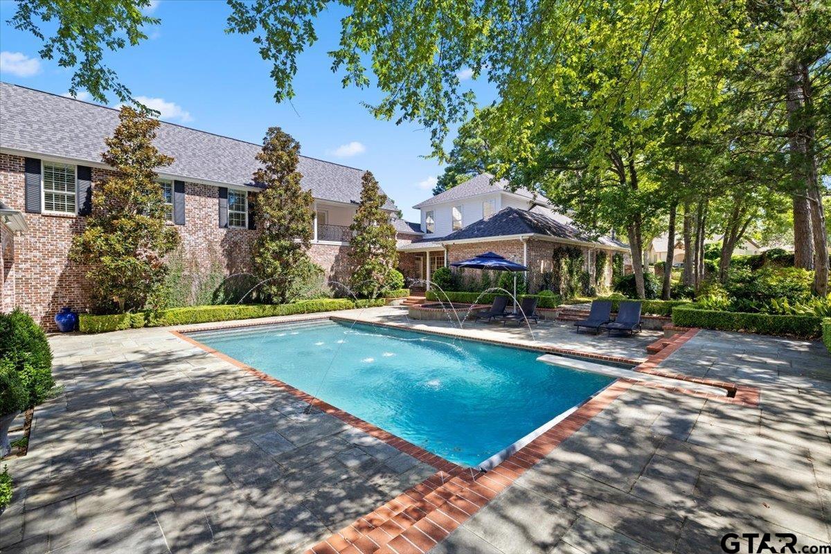 6805 Hollytree Circle