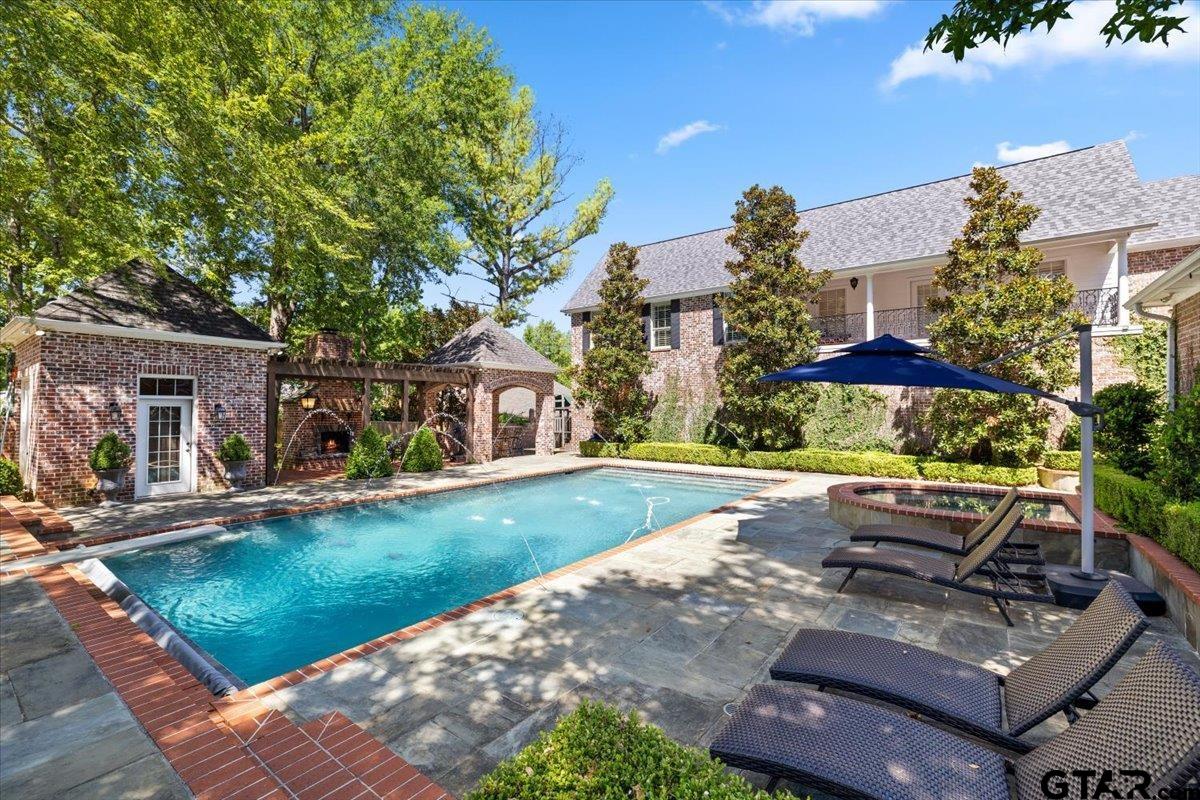 6805 Hollytree Circle