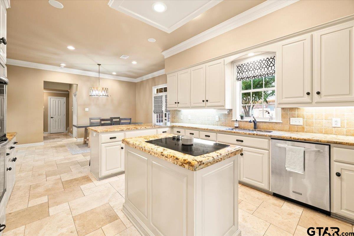 6805 Hollytree Circle