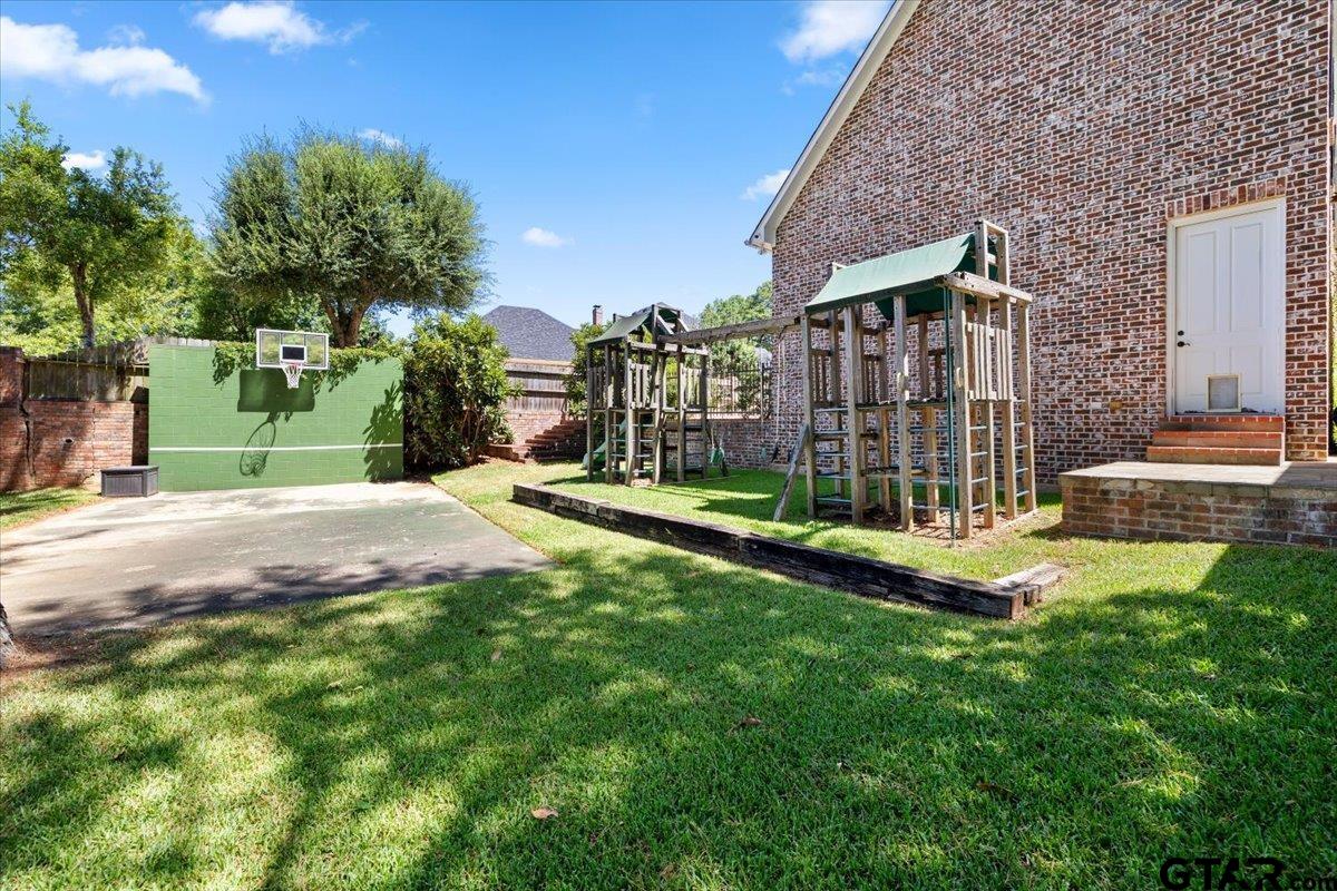 6805 Hollytree Circle