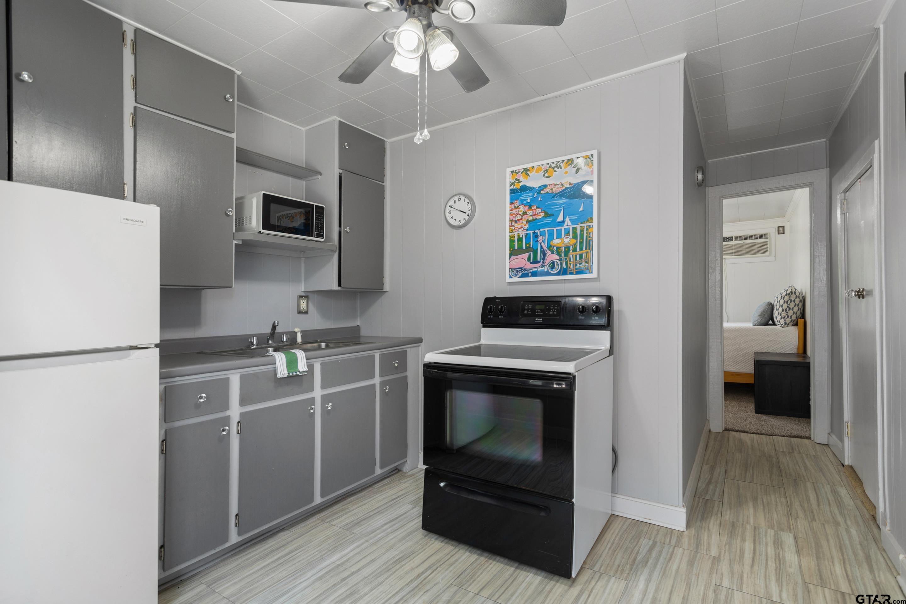 1403 S Robertson